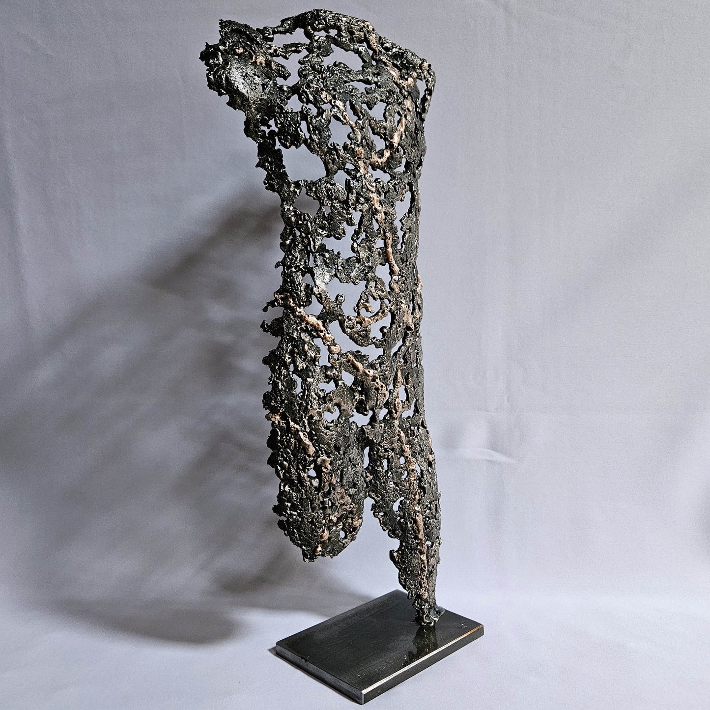 Sculpture artistique corps humain masculin ajouré métal