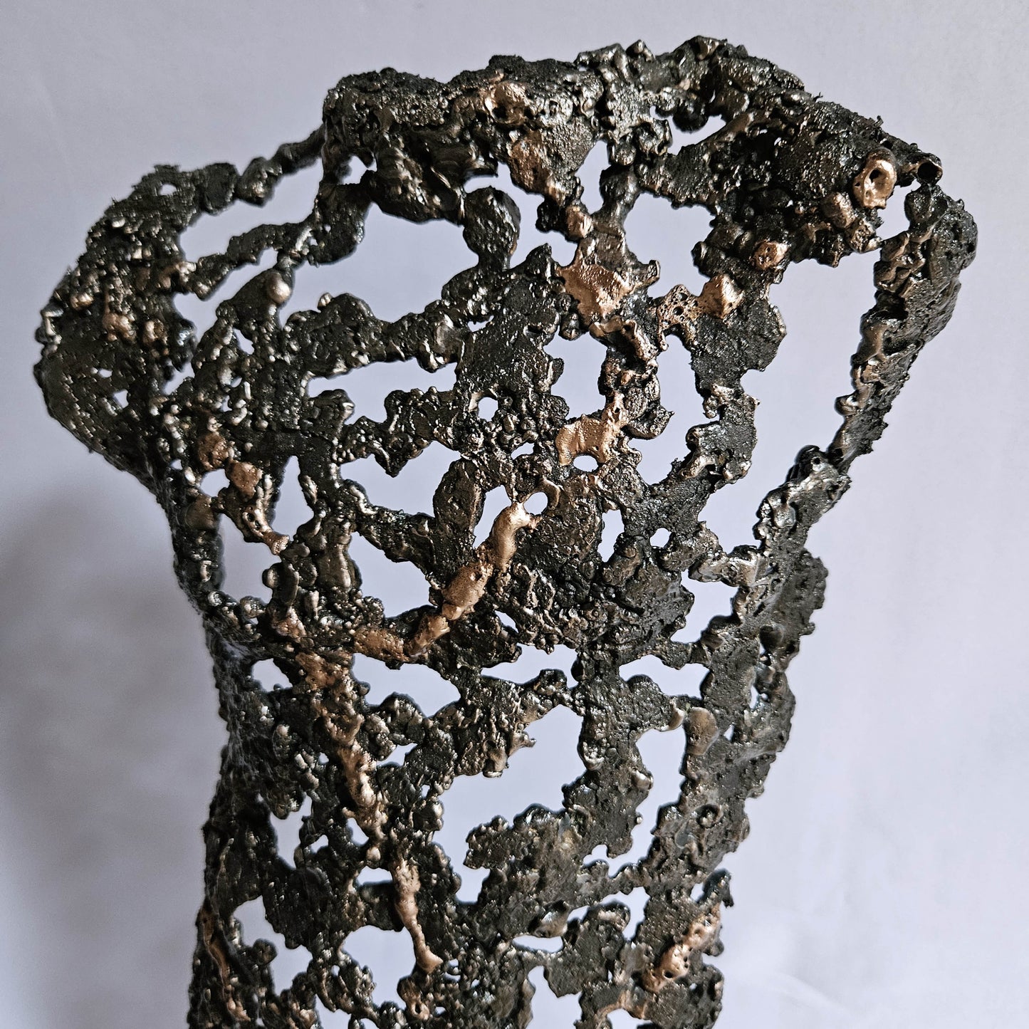 Détail sculpture homme contemporain ajouré en métal