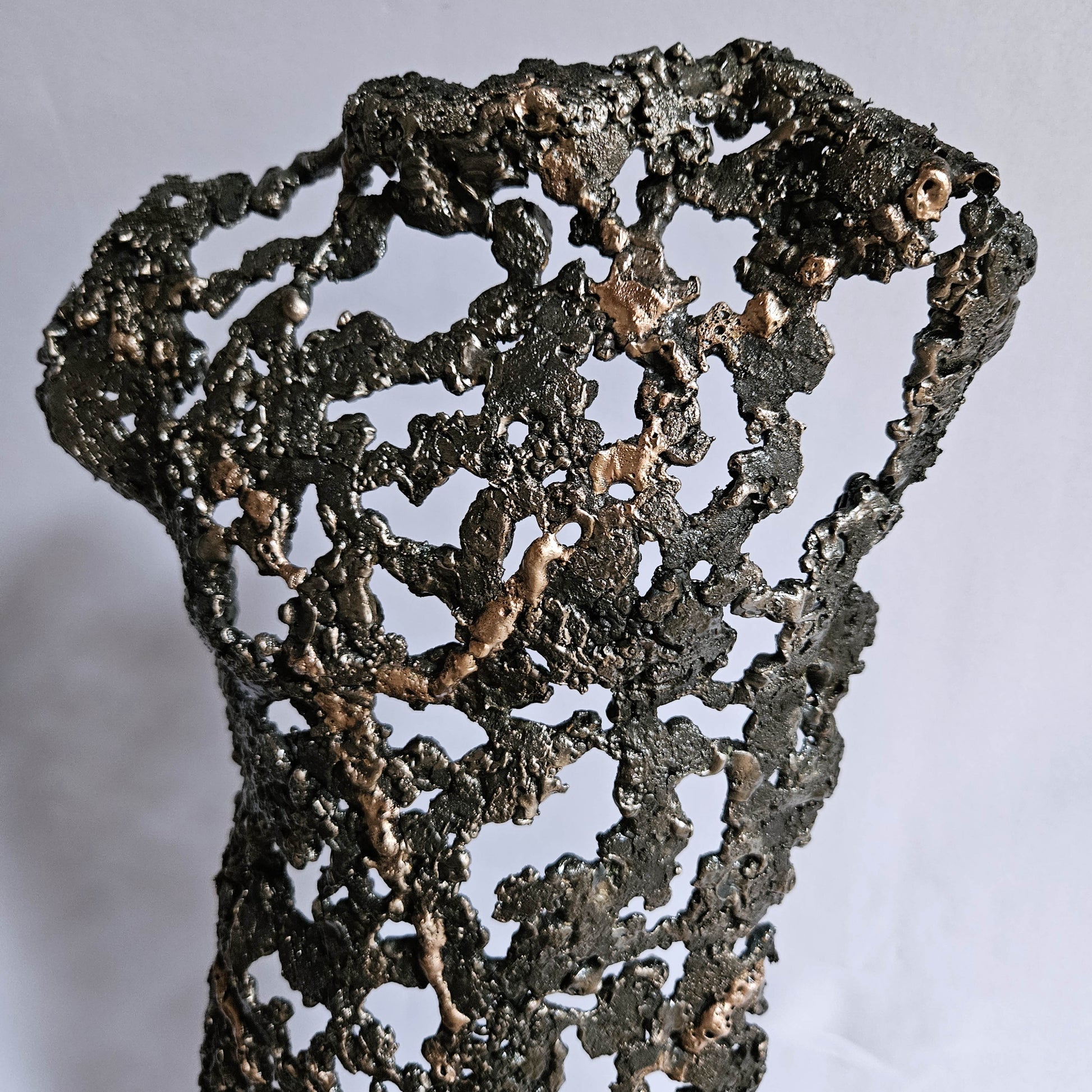 Détail sculpture homme contemporain ajouré en métal