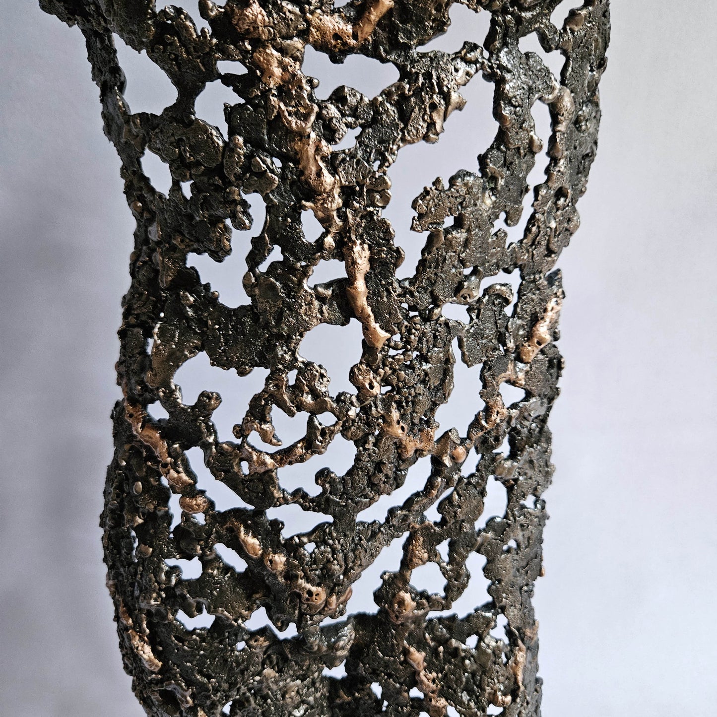 Détail sculpture homme contemporain ajouré en métal