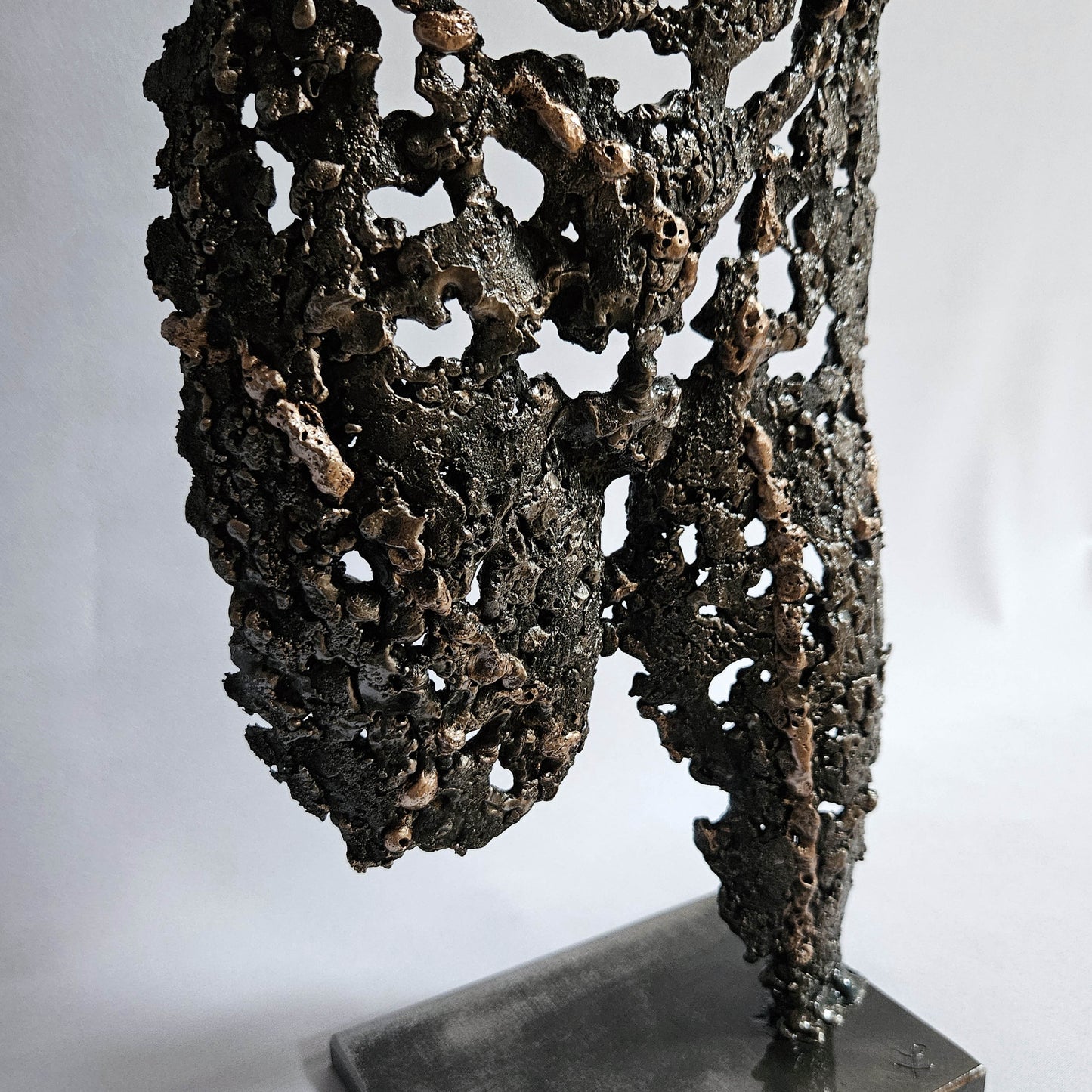 Détail sculpture homme contemporain ajouré en métal