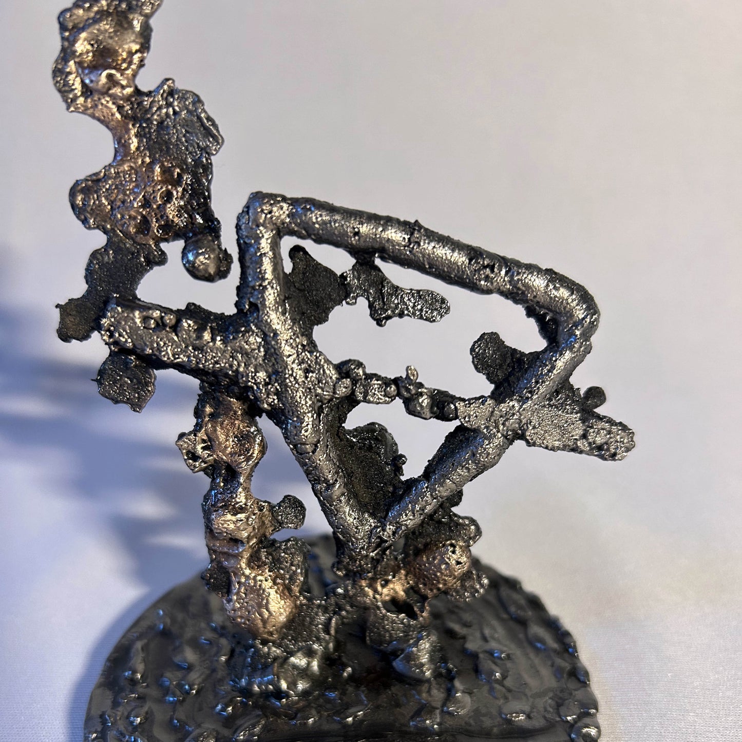 Sculpture représentant le symbole de la terre réalisée en dentelle de métal.
Le symbole de la Terre, représenté avec délicatesse et légèreté, nous rappelle la beauté et la fragilité de notre environnement. 