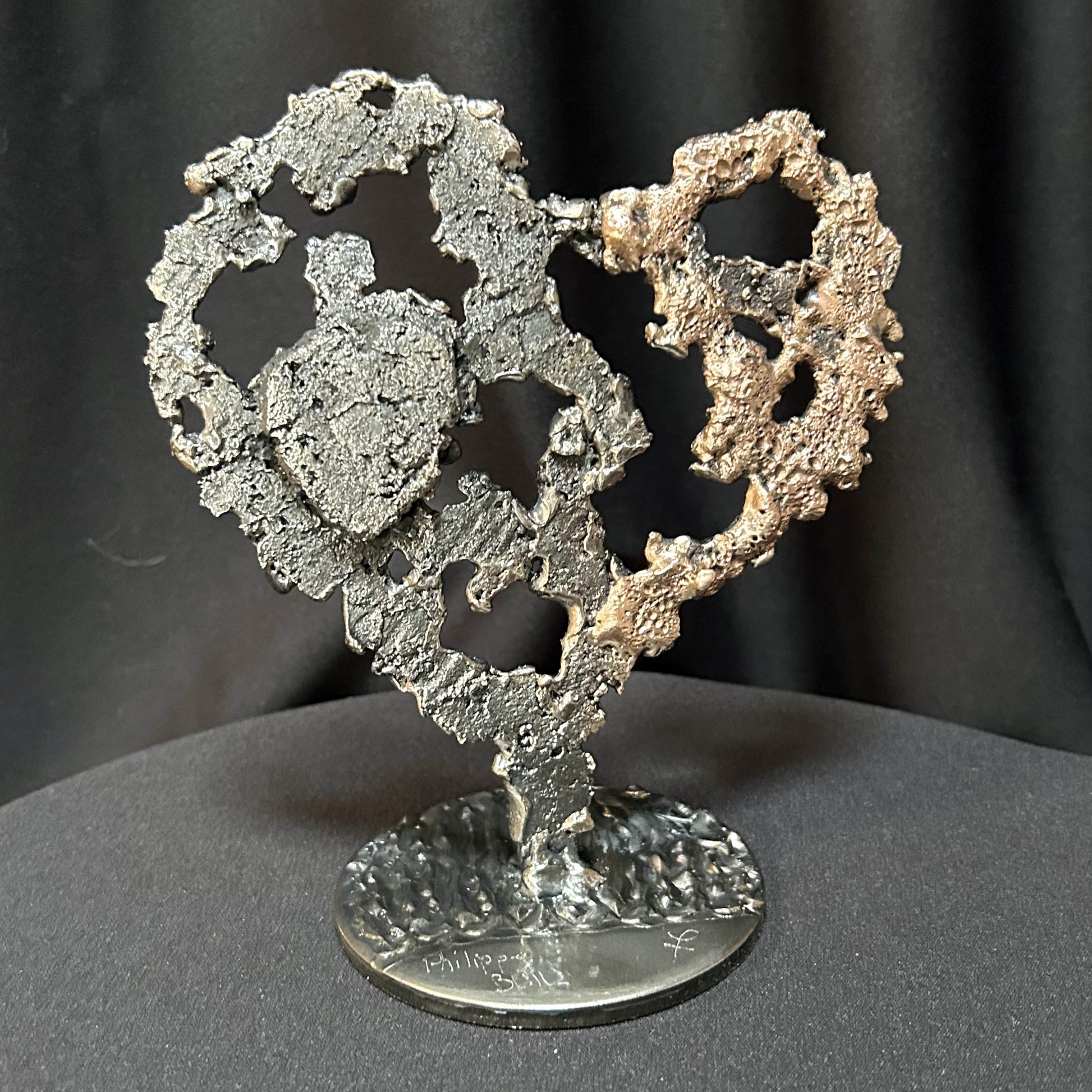 Sculpture cœur en dentelle de métal acier et bronze 15 cm signée Philippe Buil avec petit cœur latéral en acier