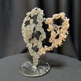 Sculpture cœur en dentelle de métal acier et bronze signée Philippe Buil avec petit cœur latéral en acier vue de profil