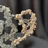 dentelle de bronze sur sculpture coeur métal Philippe Buil