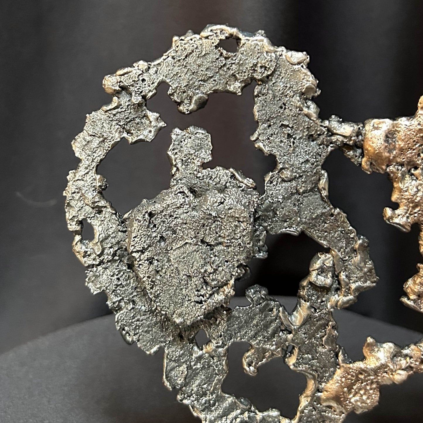 Petit coeur acier sur coeur en dentelle de métal de Philippe Buil