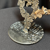 Signature gracée sur socle sculpture coeur en dentelle Philippe Buil