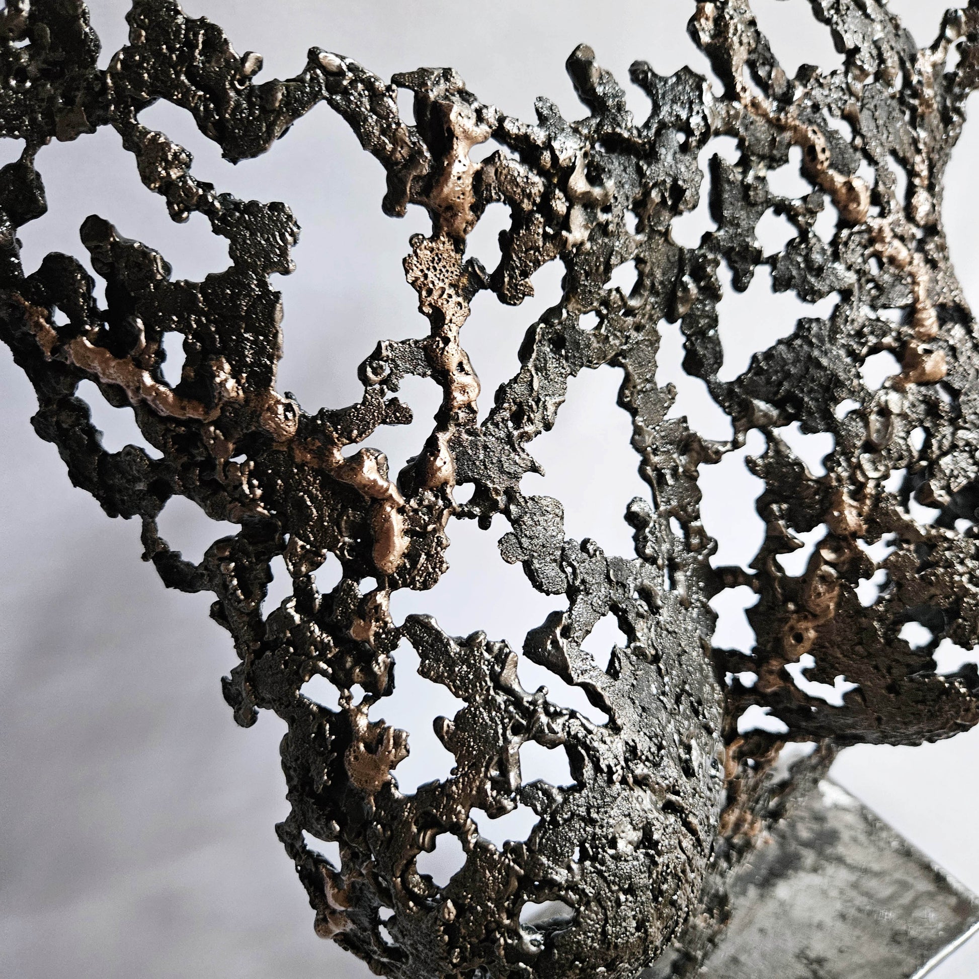 Détail sculpture femme en acier et bronze effet dentelle
