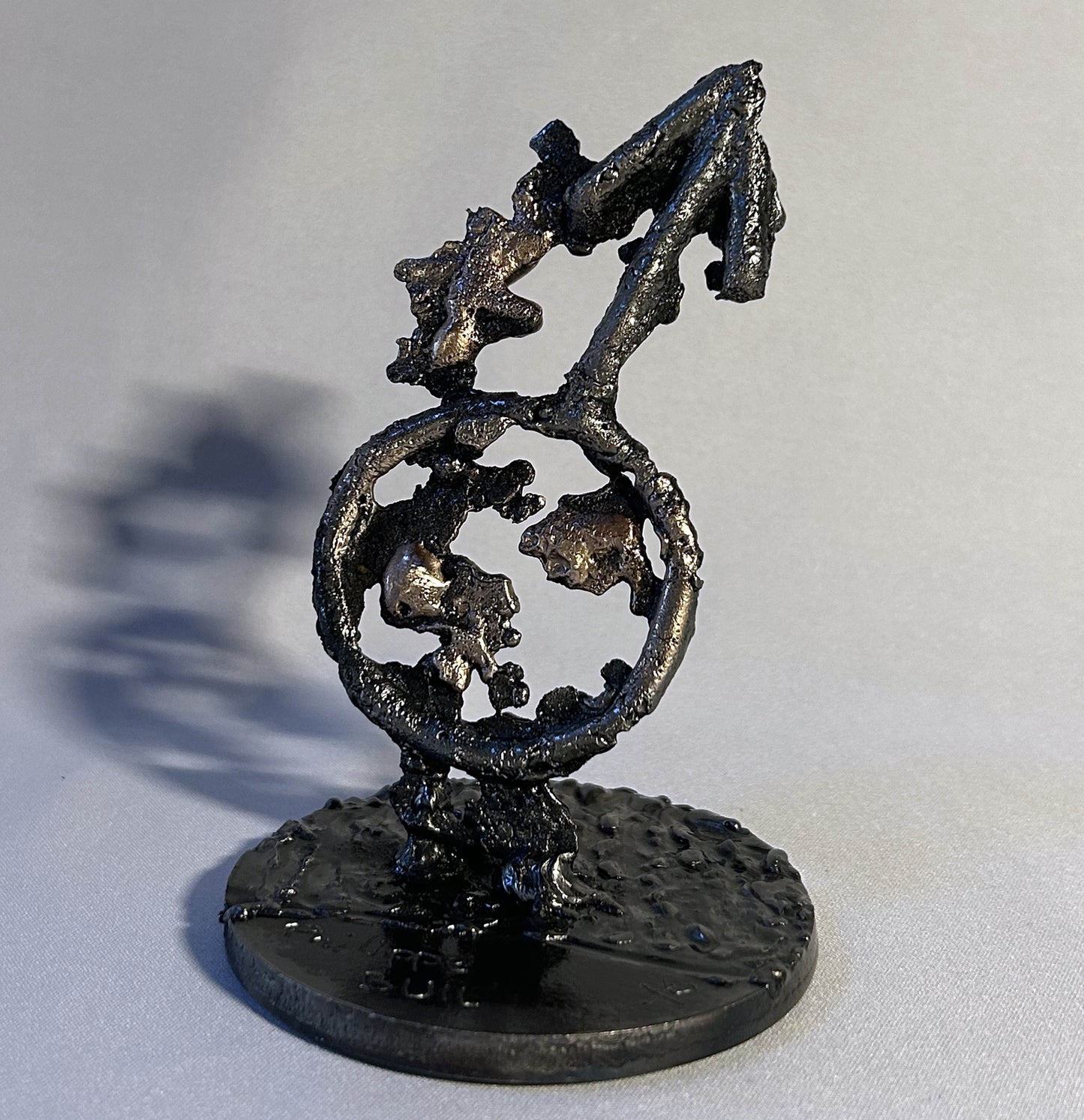 Une sculpture de Philippe Buil qui explore le symbole masculin à travers le langage de la dentelle de métal.