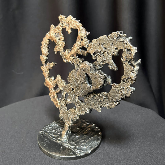 Sculpture coeur en acier et bronze de Philippe Buil vue de profil