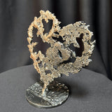 Sculpture coeur en acier et bronze de Philippe Buil vue de profil