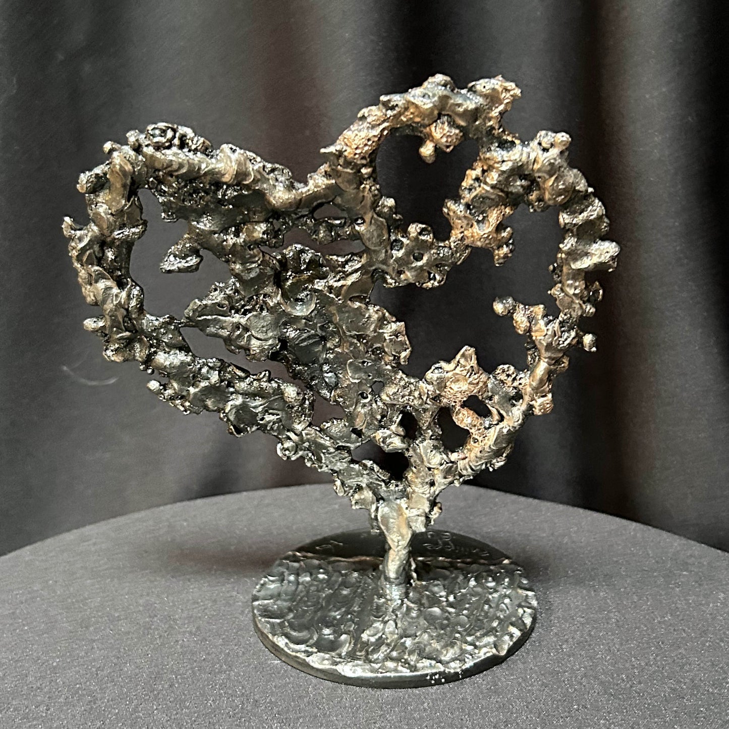 Vue arrière de la sculpture de Philippe Buil représentant un coeur en dentelle de métal