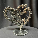 Vue arrière de la sculpture de Philippe Buil représentant un coeur en dentelle de métal