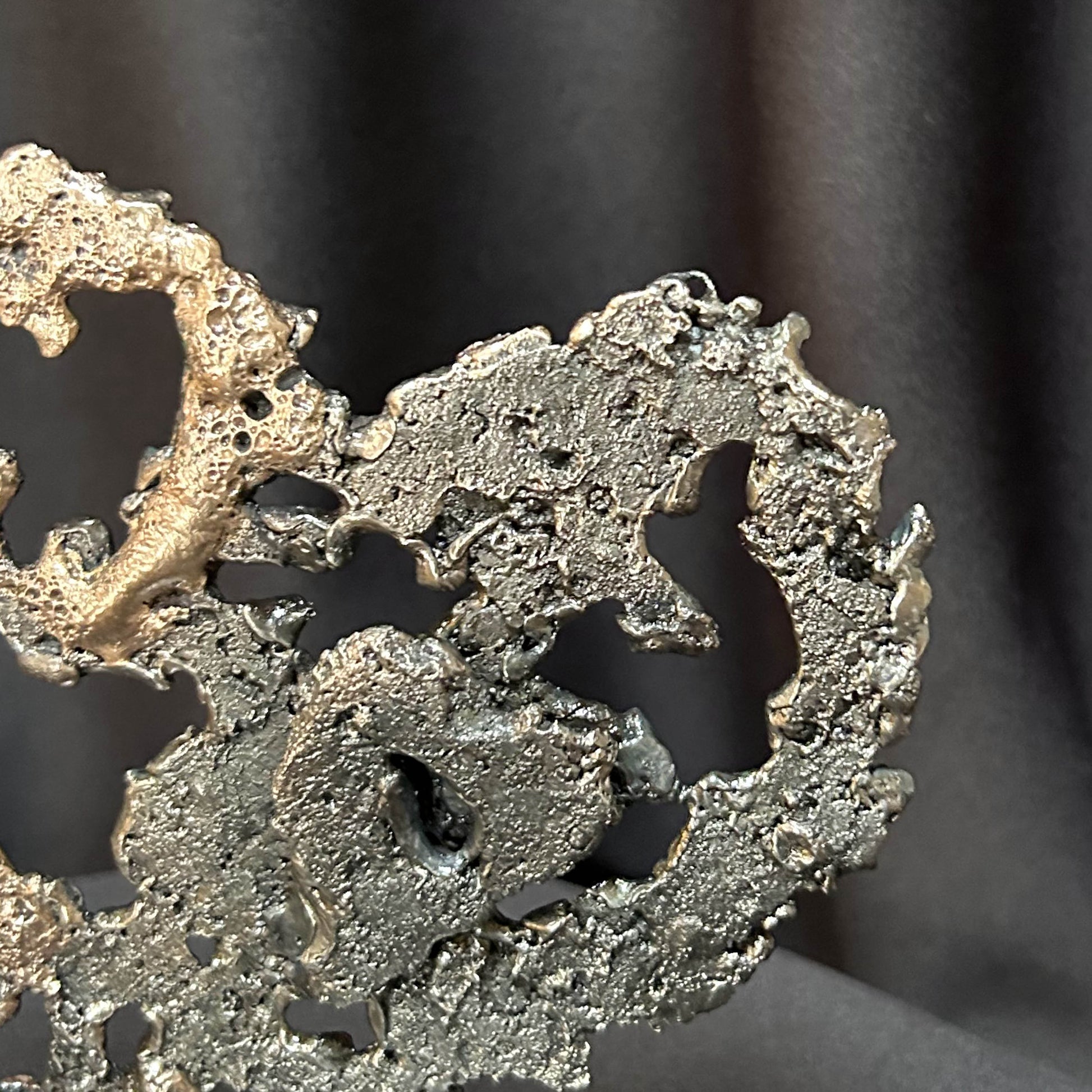 petit coeur en acier sur la dentelle de métal de Philippe Buil