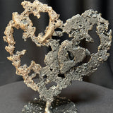 détail matière de la sculpture de Philippe Buil représentant un coeur en dentelle de métal
