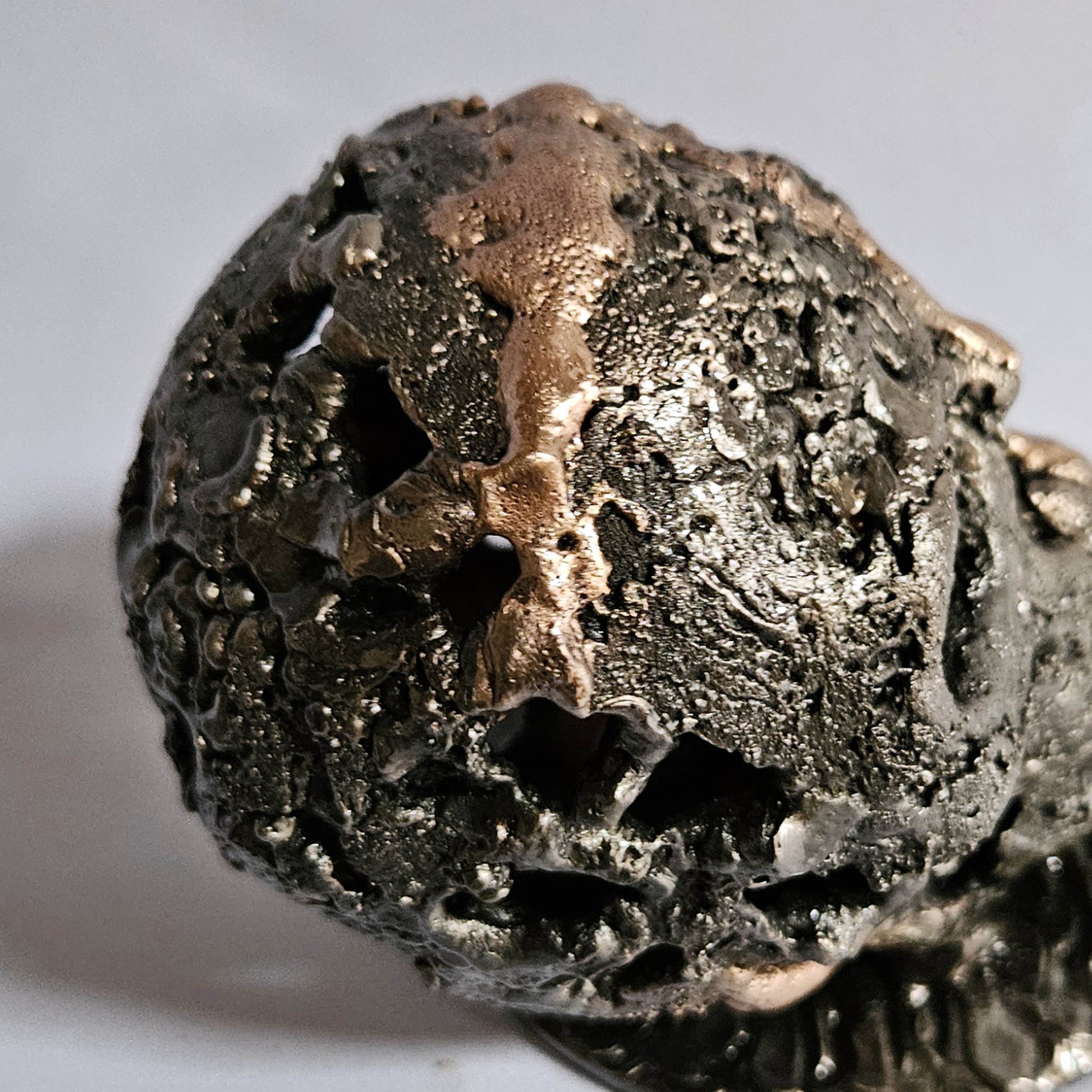 Crane 2-24 - Sculpture tete de mort metal dentelle acier et bronze