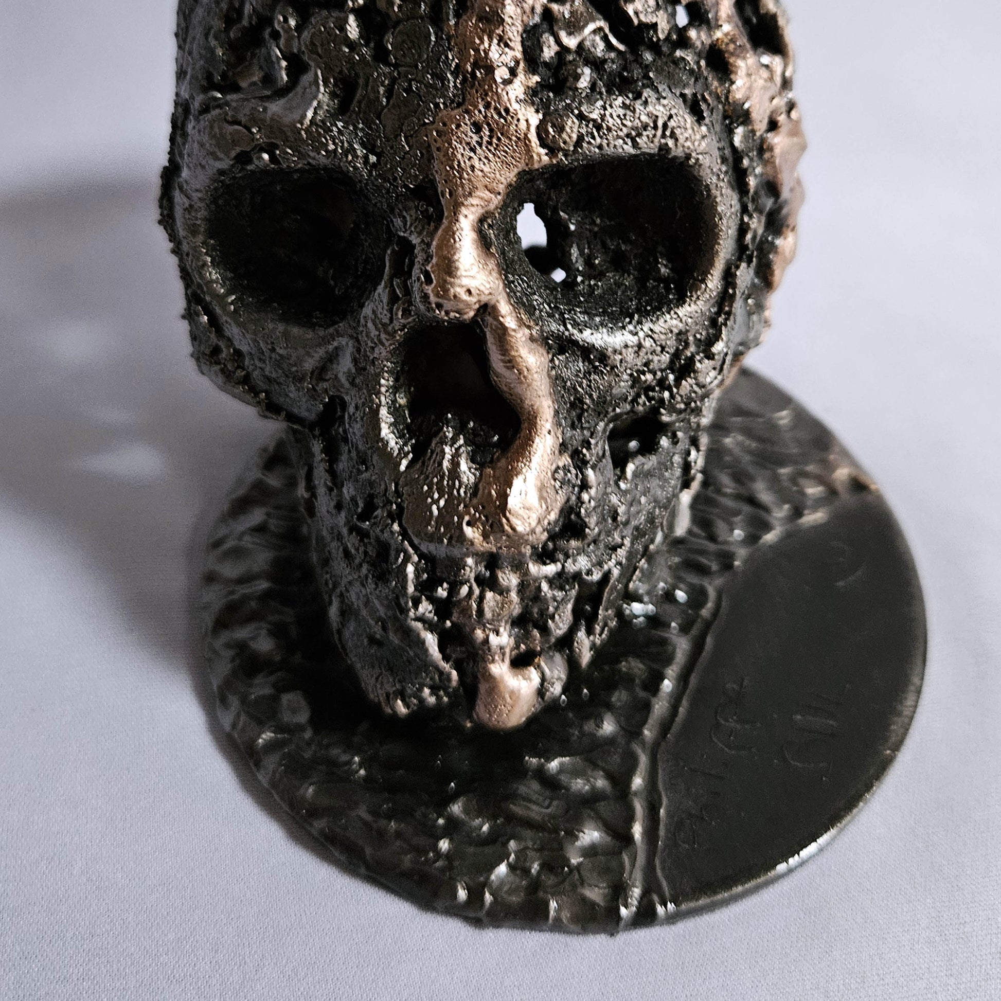 Crane 2-24 - Sculpture tete de mort metal dentelle acier et bronze