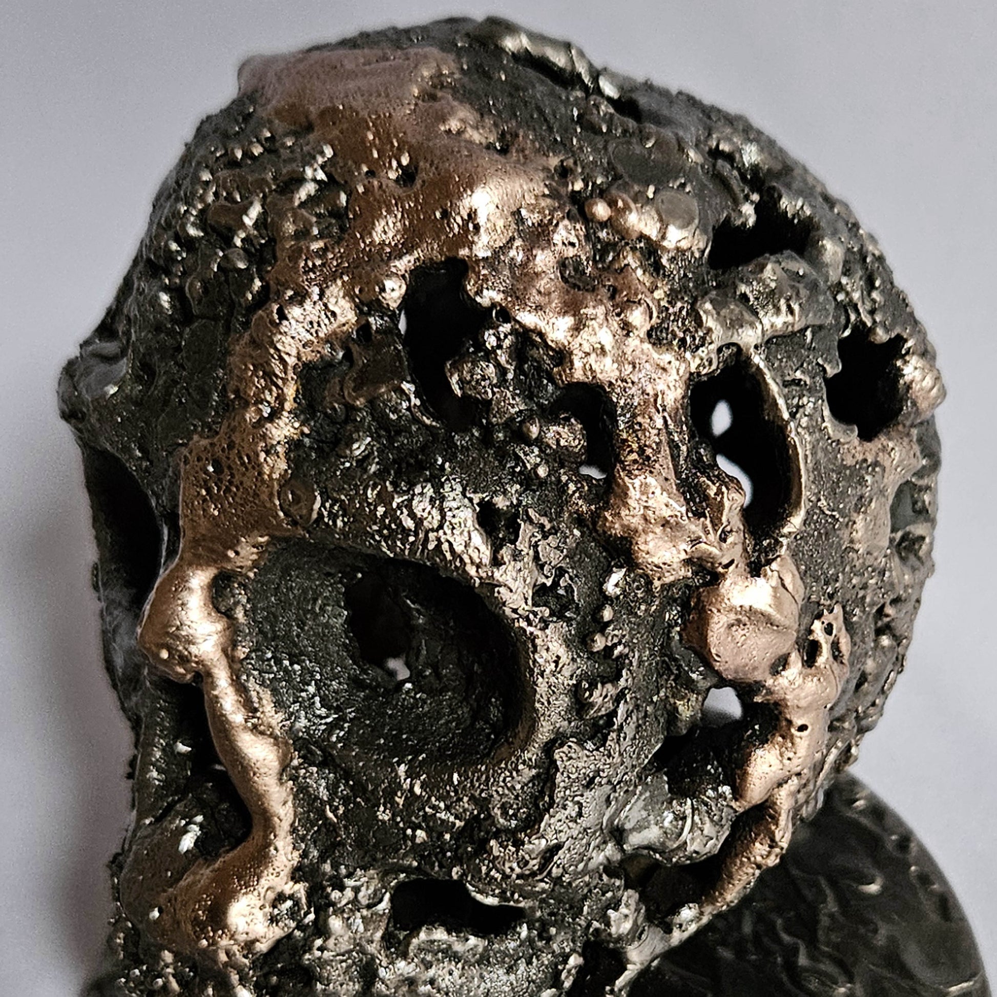 Crane 2-24 - Sculpture tete de mort metal dentelle acier et bronze