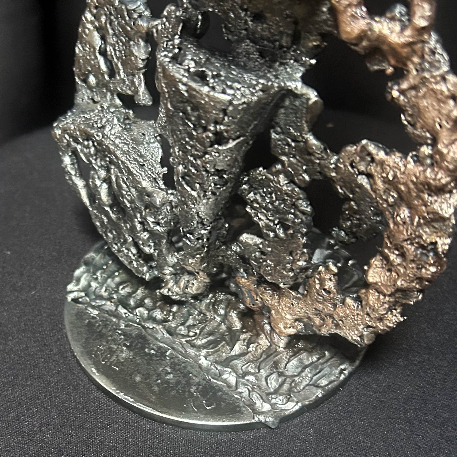 Signature de l'artiste Philippe Buil gravée sur le socle  de sa sculpture Le sillage du Violon