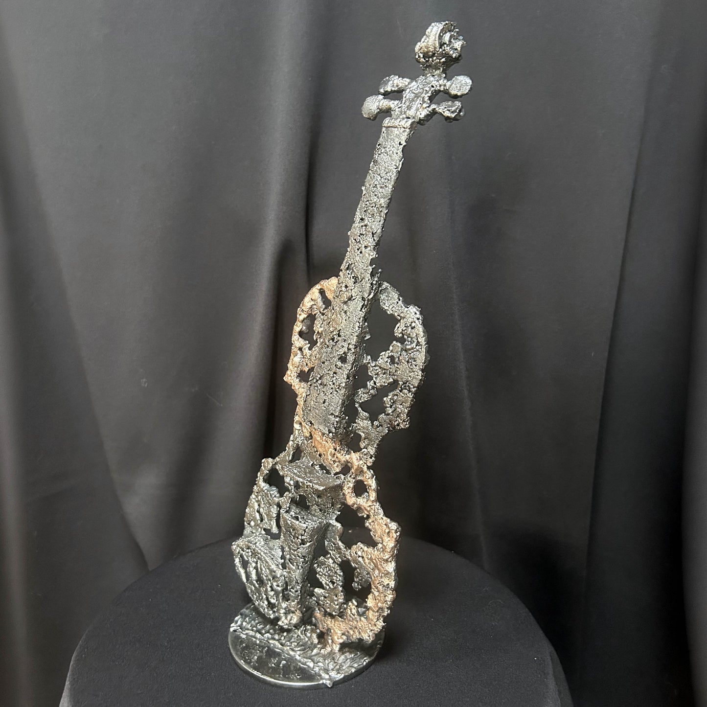 Vu de profil sculpture violon en dentelle de métal bronze et acier – Le sillage du Violon, œuvre unique de Philippe Buil