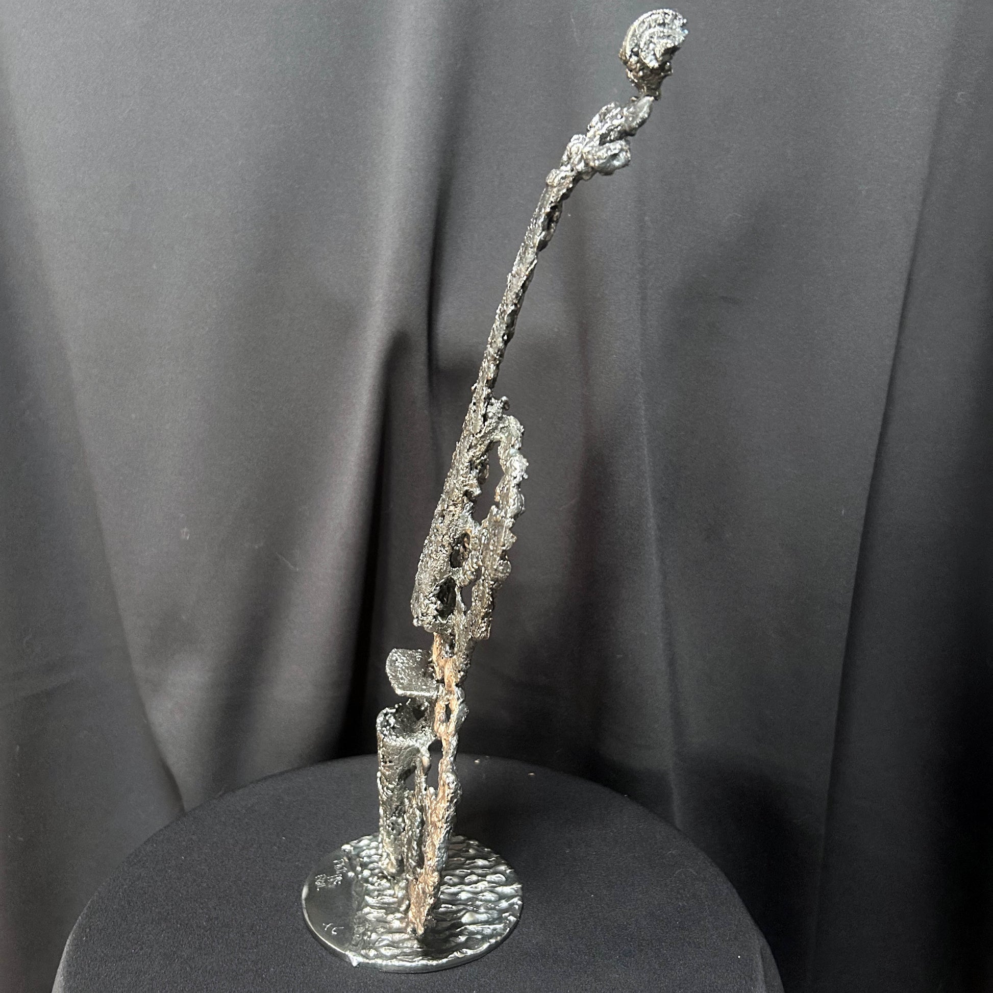 Vue de profil sculpture de violon en dentelle de métal acier et bronze, intitulée Le Sillage du Violon par l'artiste Philippe Buil.