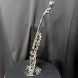 Vue de profil sculpture de violon en dentelle de métal acier et bronze, intitulée Le Sillage du Violon par l'artiste Philippe Buil.