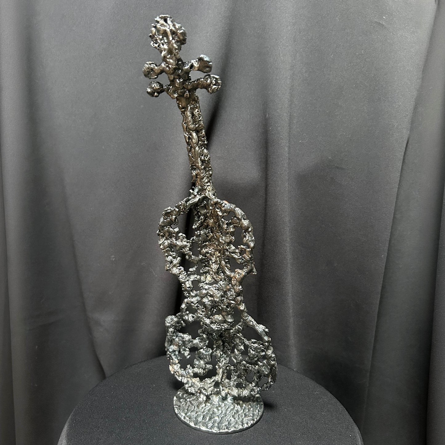 vue arrière de la sculpture de Philippe Buil "Le sillage du Violon"