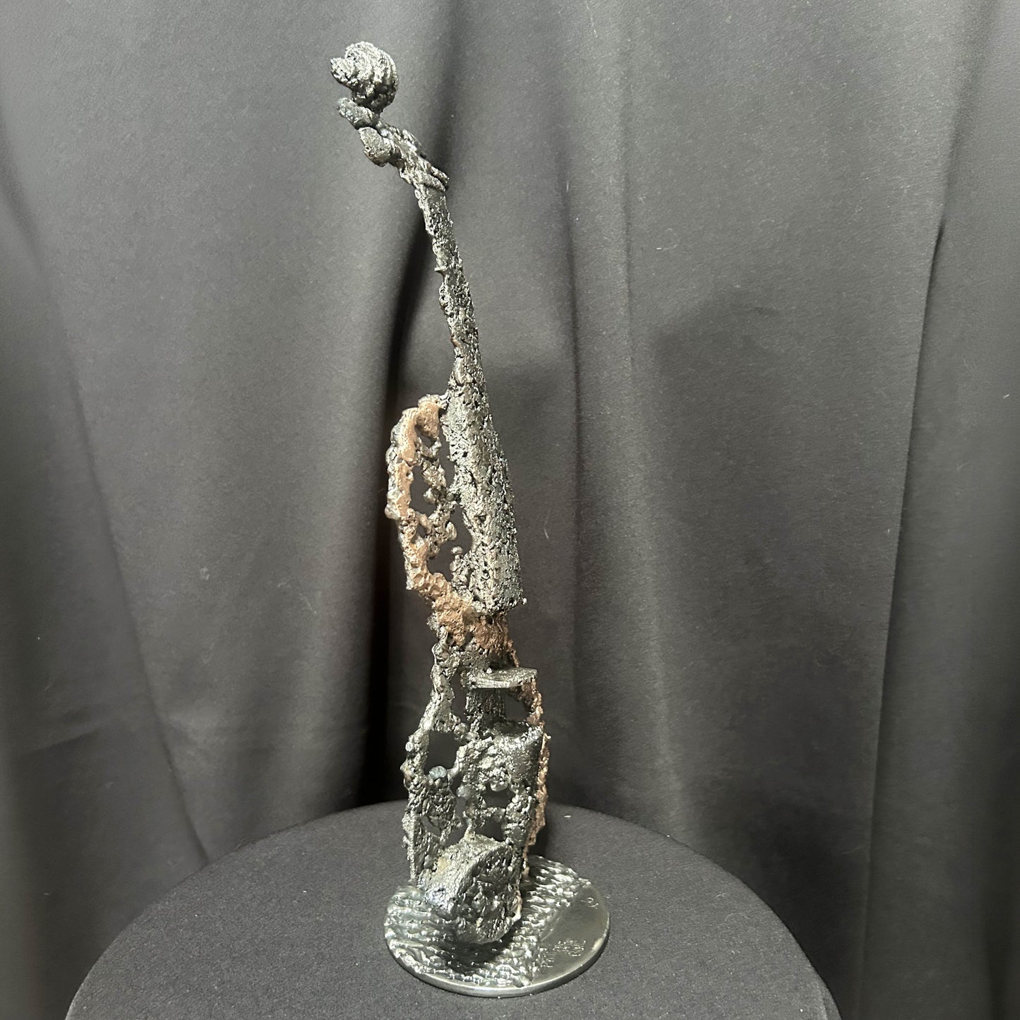 vue de profil sculpture contemporaine d'un violon en étal par Philippe buil, sculpteur