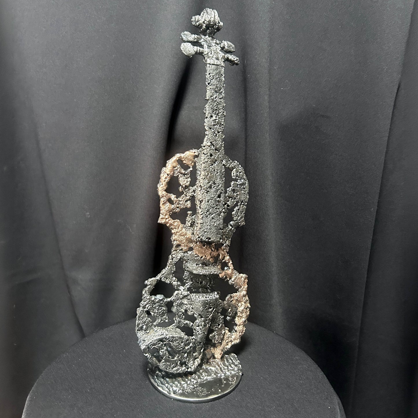 Vue de profil d'un violon en acier et bronze réalisé par Philippe Buil, sculpteur contemporain