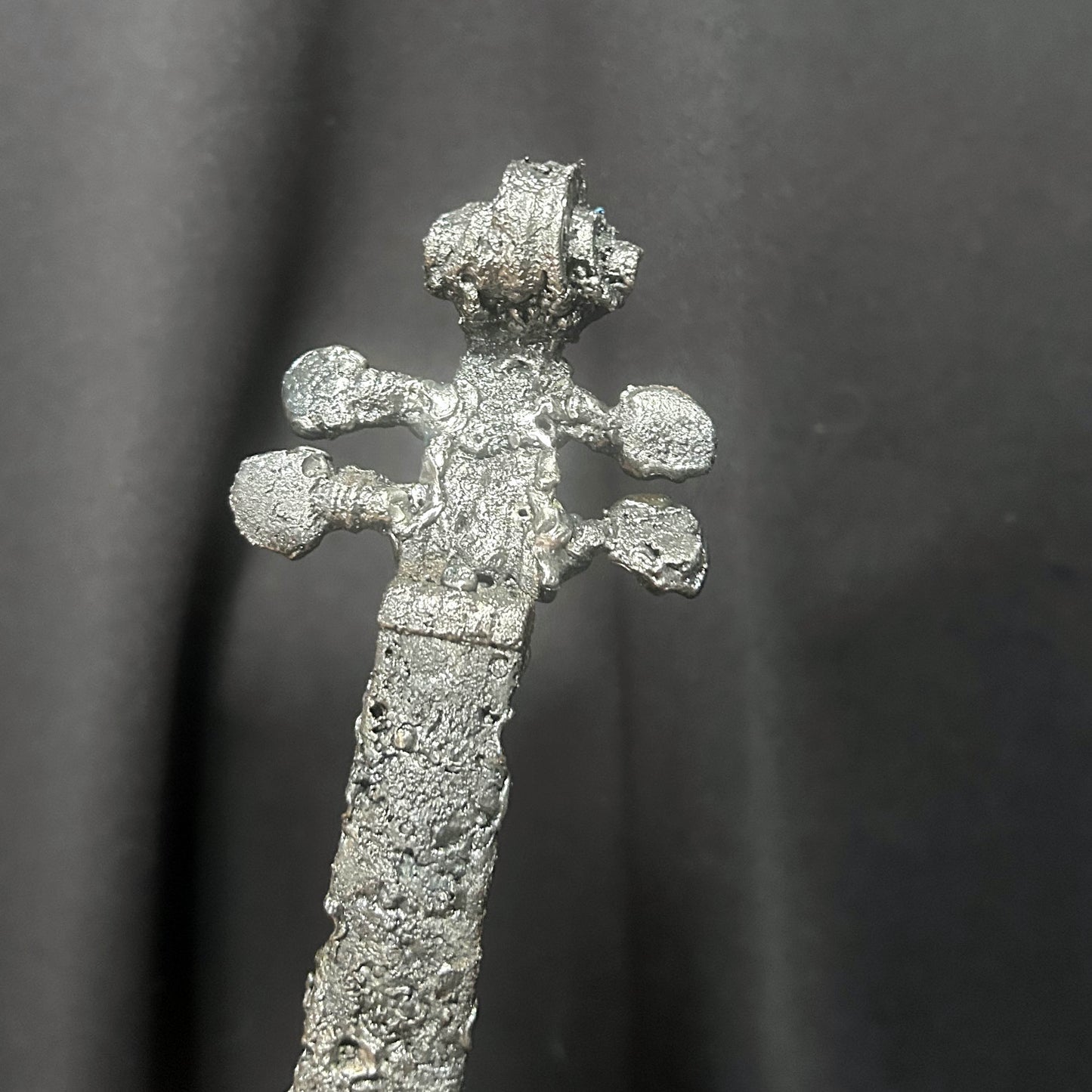 Détail du haut du violon en dentelle d'acier, sculpture de Philippe Buil