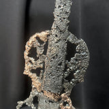Détail matière acier et bronze sur la sculpture sillage du violon de Philippe Buil