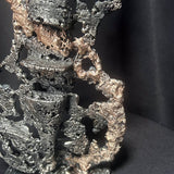 Le bronze coule autour de l'acier sur la parti basse de la sculpture le sillage du violon de Philippe Buil