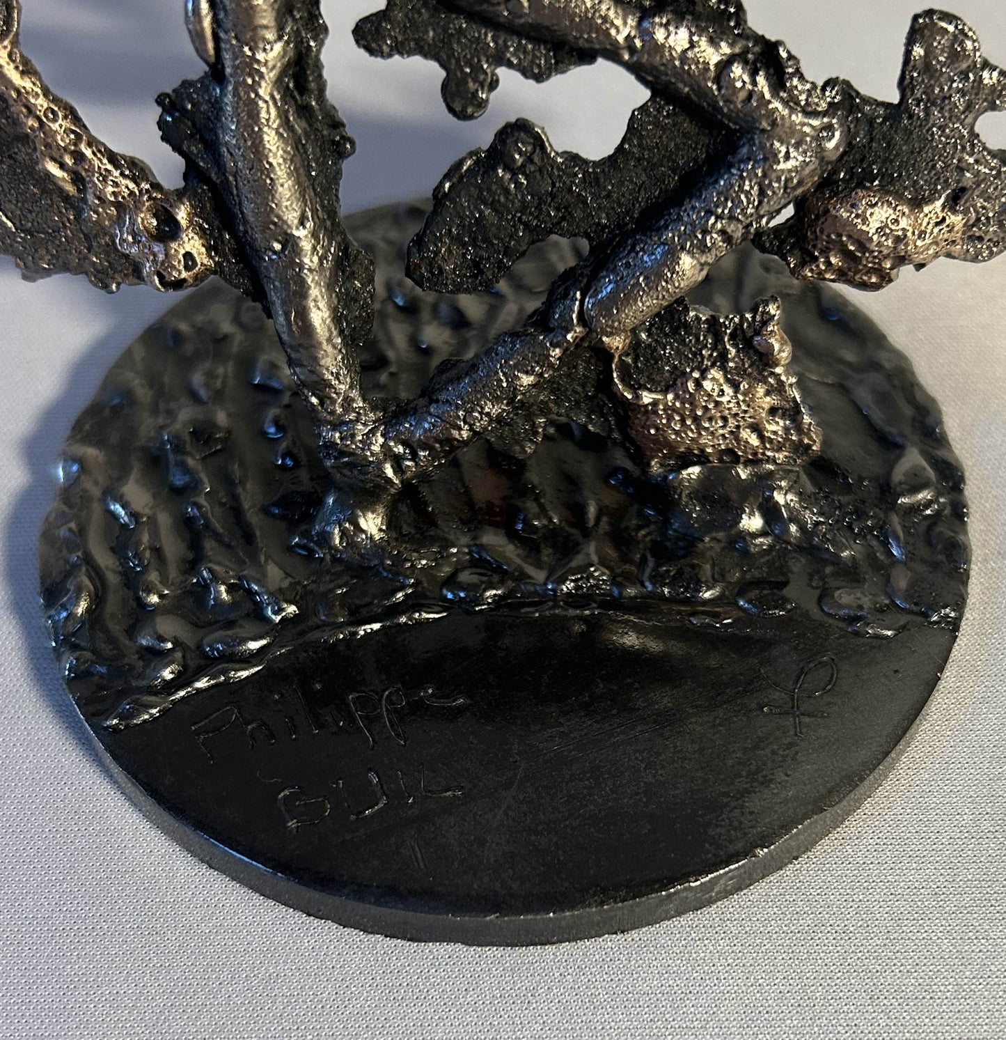 Sculpture de Philippe Buil qui représente le symbole de l'eau à travers la dentelle de métal (Acier et Bronze)
