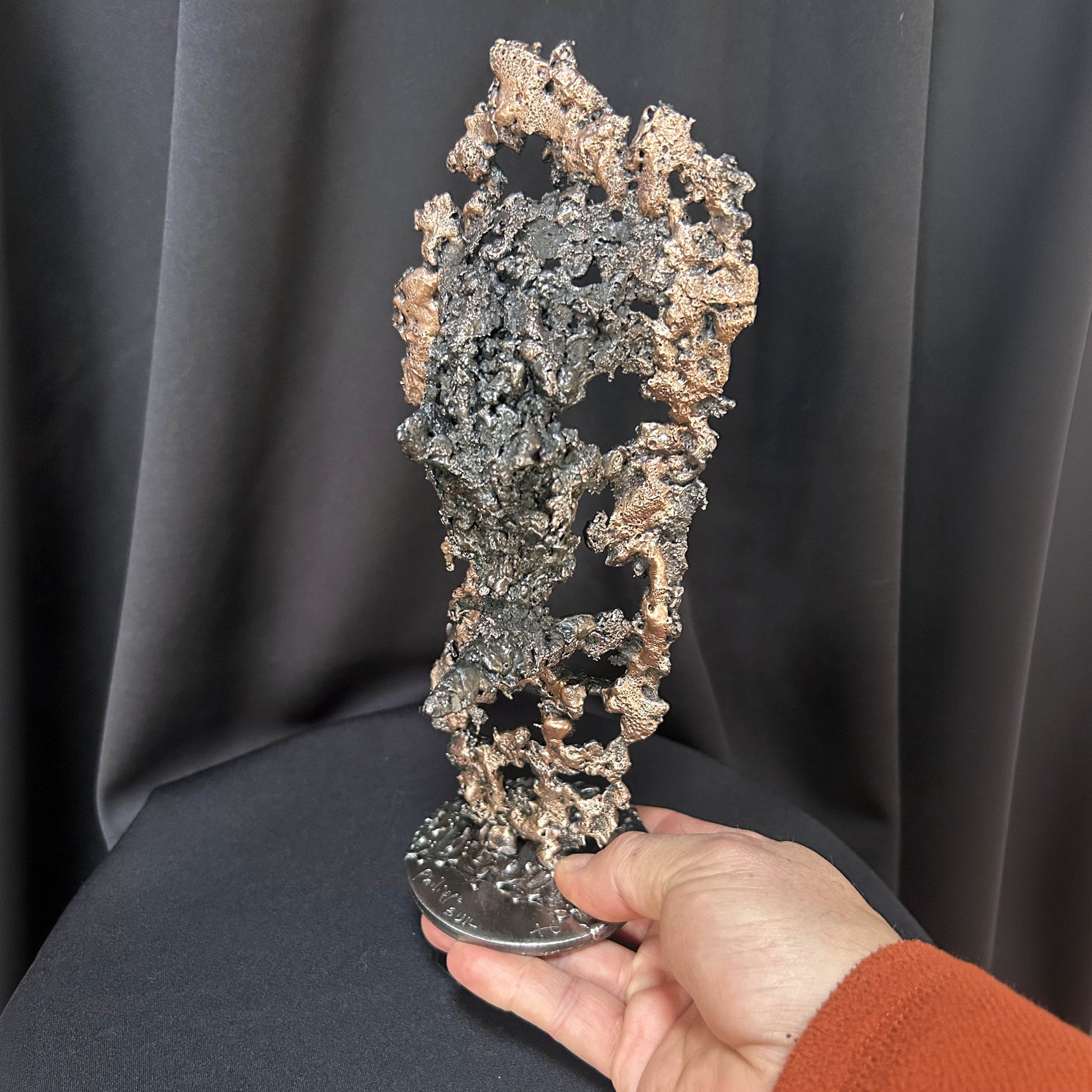 Œuvre contemporaine rhinocéros en acier brut et dentelle de bronze