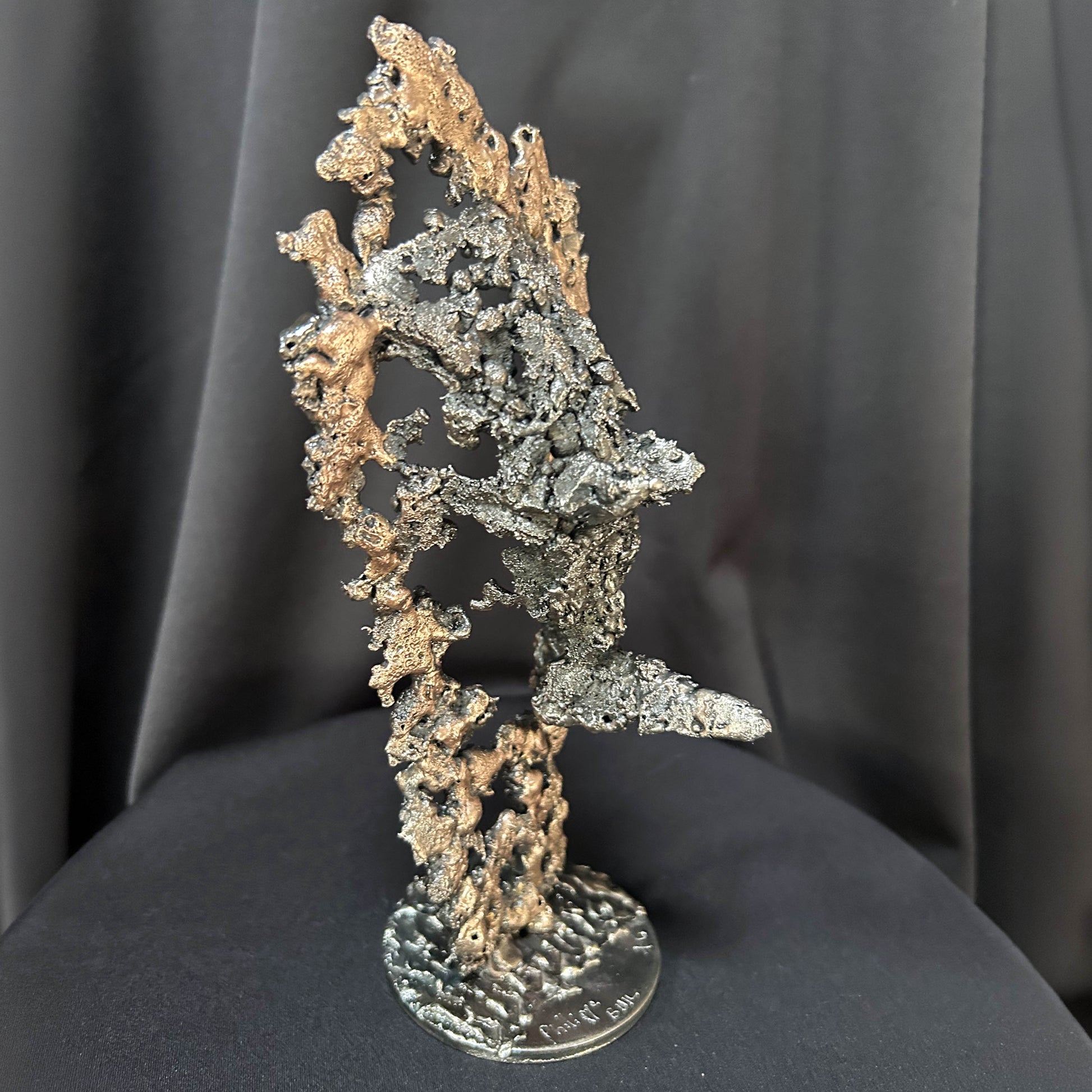 Œuvre contemporaine rhinocéros en acier brut et dentelle de bronze