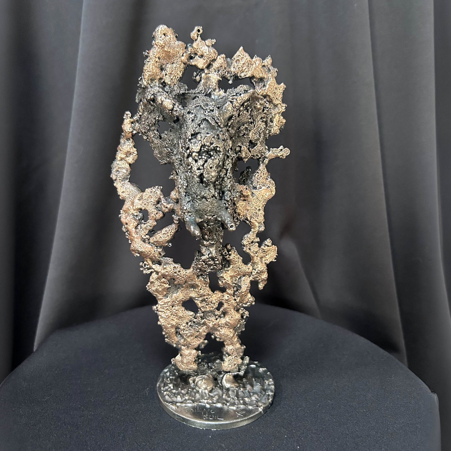 Tête d’éléphant contemporaine en dentelle de métal sur socle signé