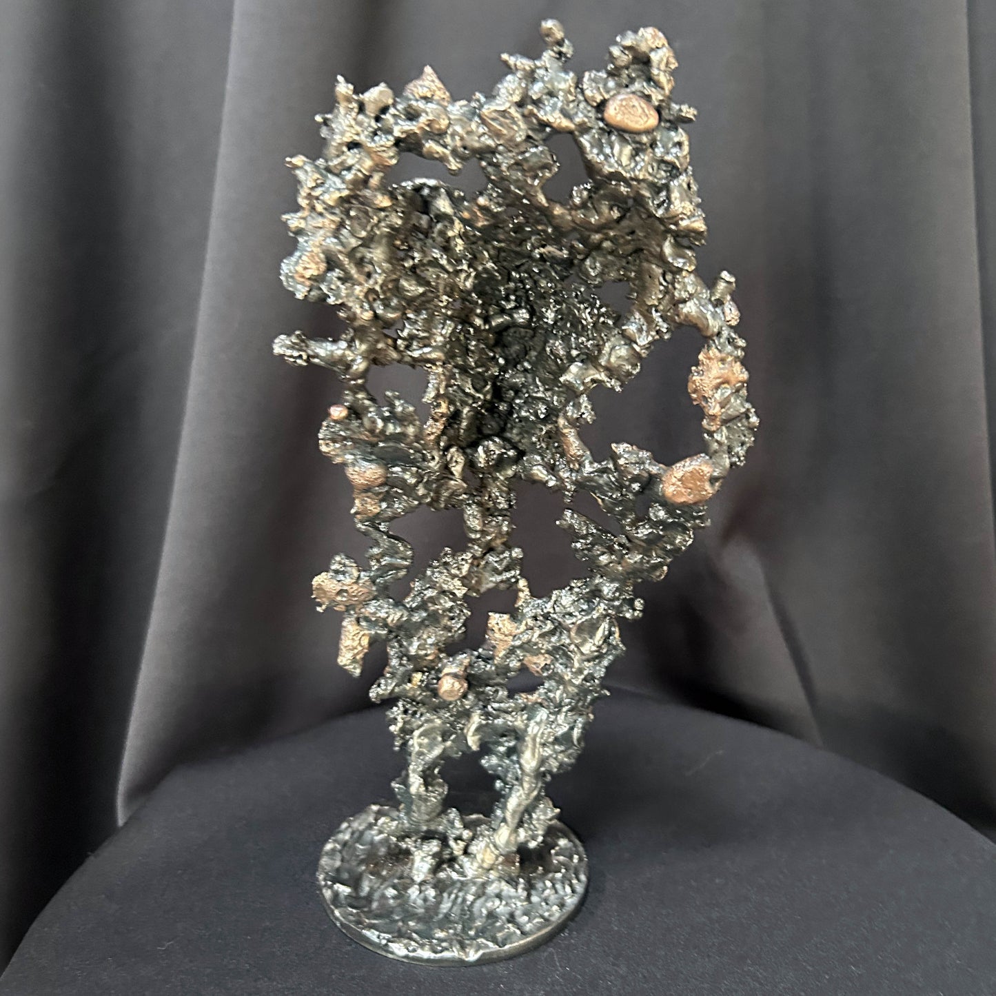 Vue de dos - Tête d’éléphant contemporaine en dentelle de métal sur socle signé