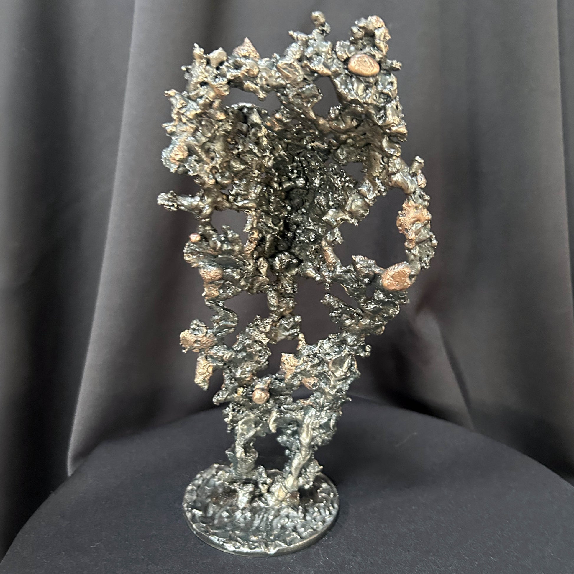 Vue de dos - Tête d’éléphant contemporaine en dentelle de métal sur socle signé