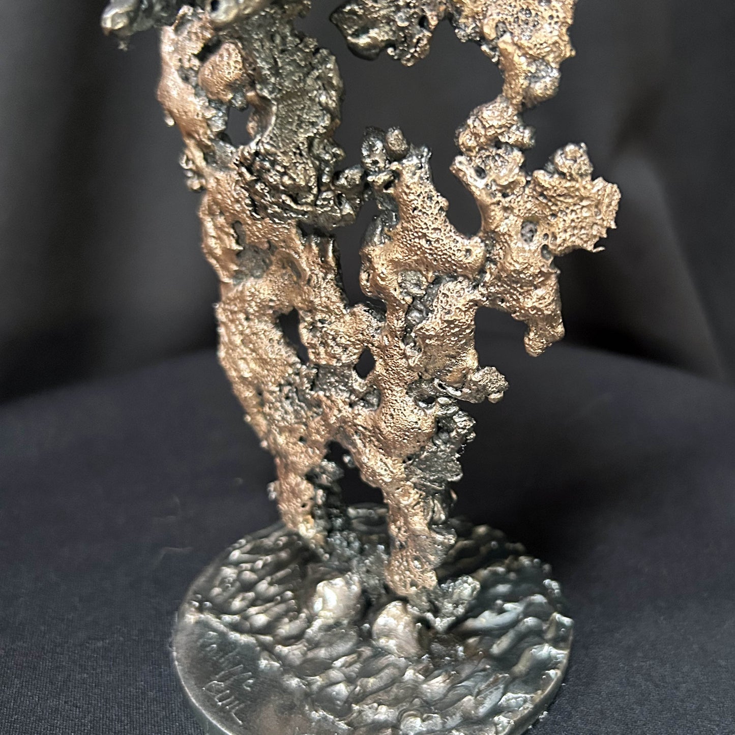 Texture organique en acier et bronze sur sculpture animalière contemporaine