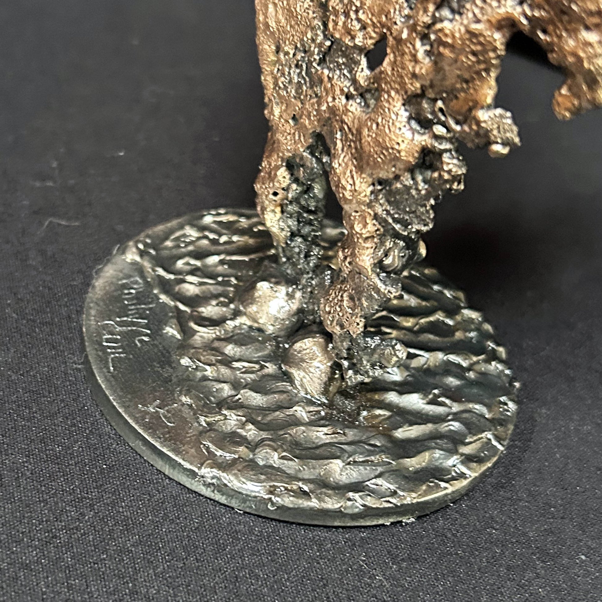 Socle métallique texturé avec signature gravée de Philippe Buil