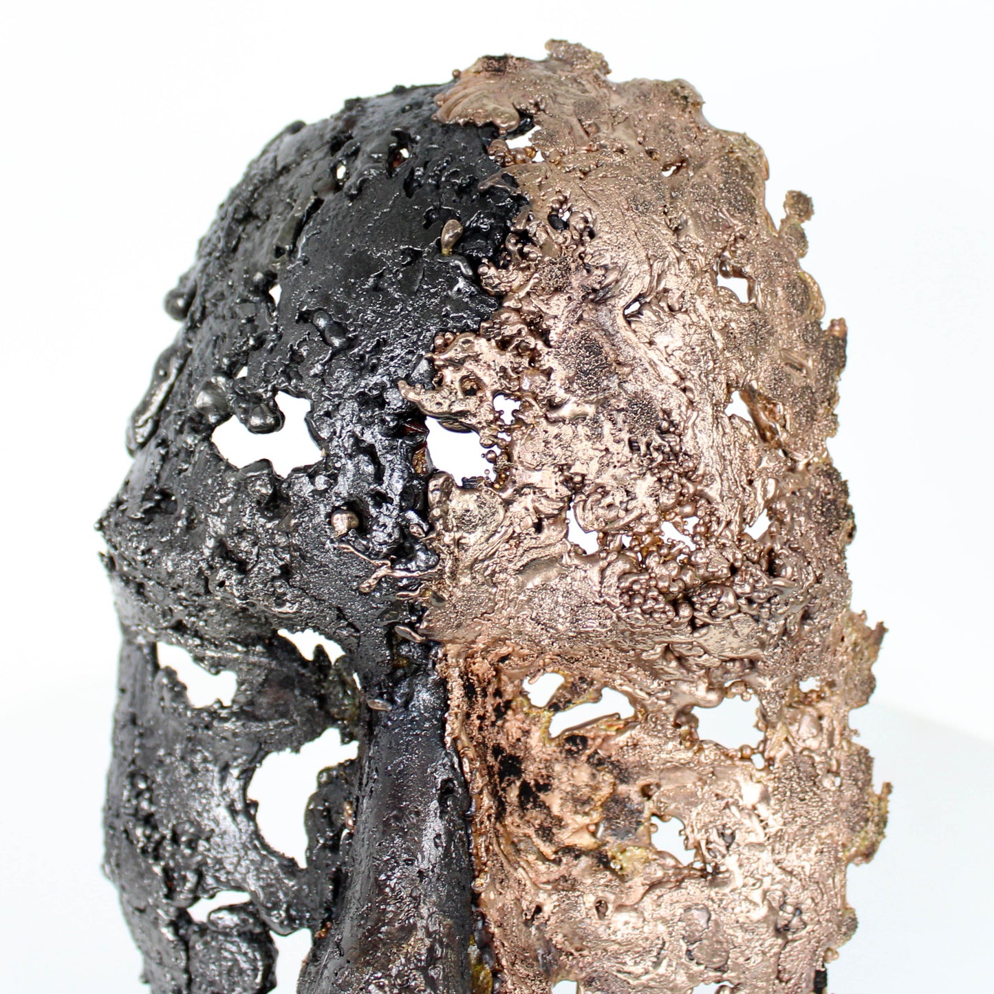 Cette sculpture représente un visage humain, créé avec une technique de dentelle de métal unique.