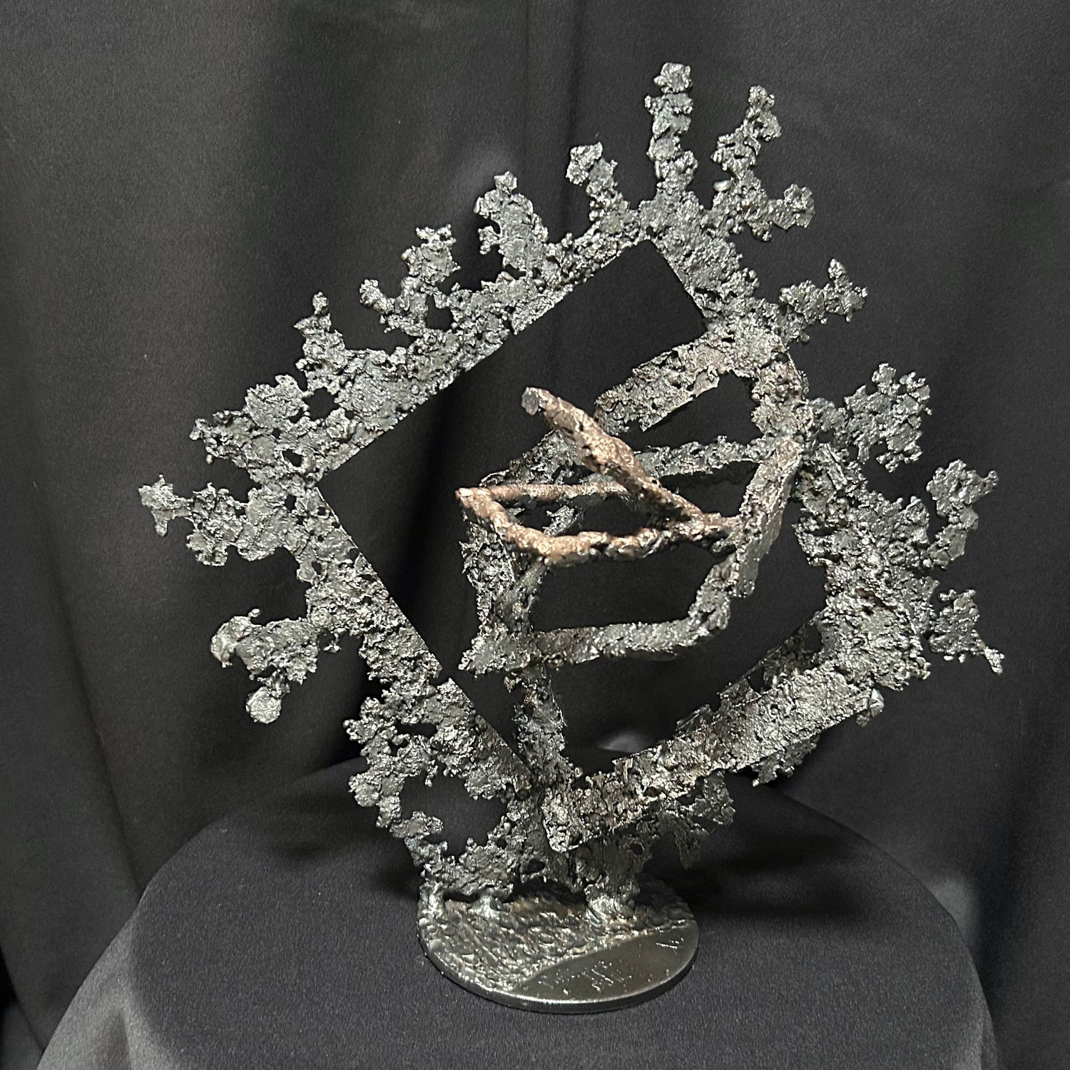 Sculpture Les Carrés du Secret, Philippe Buil — dentelle d'acier et de bronze, carrés imbriqués, vue frontale