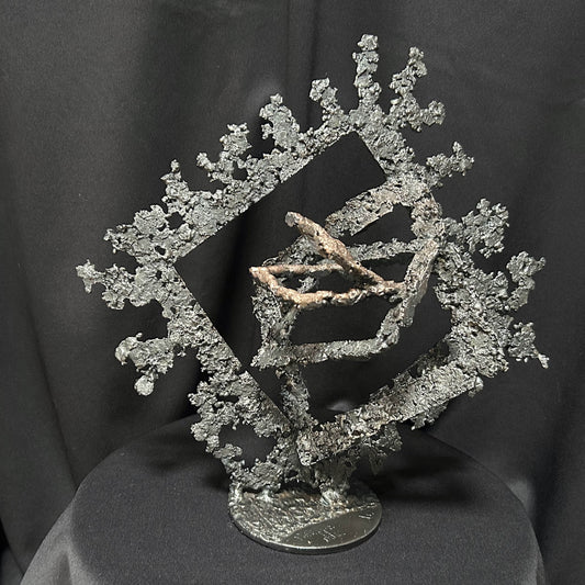 Sculpture Les Carrés du Secret, Philippe Buil — dentelle d'acier et de bronze, carrés imbriqués, vue frontale