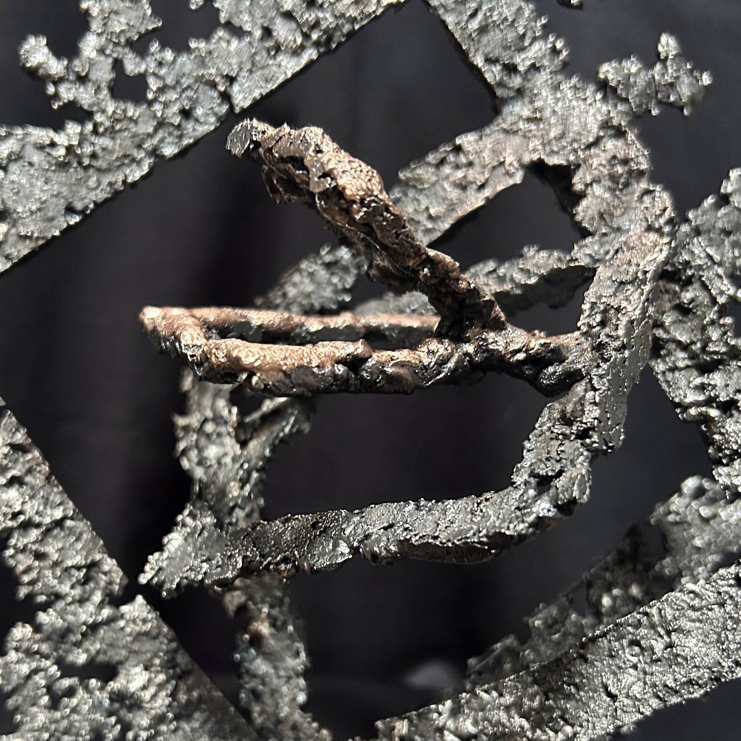 Détail sculpture en dentelle d'acier et bronze Les Carrés du Secret par Philippe Buil.