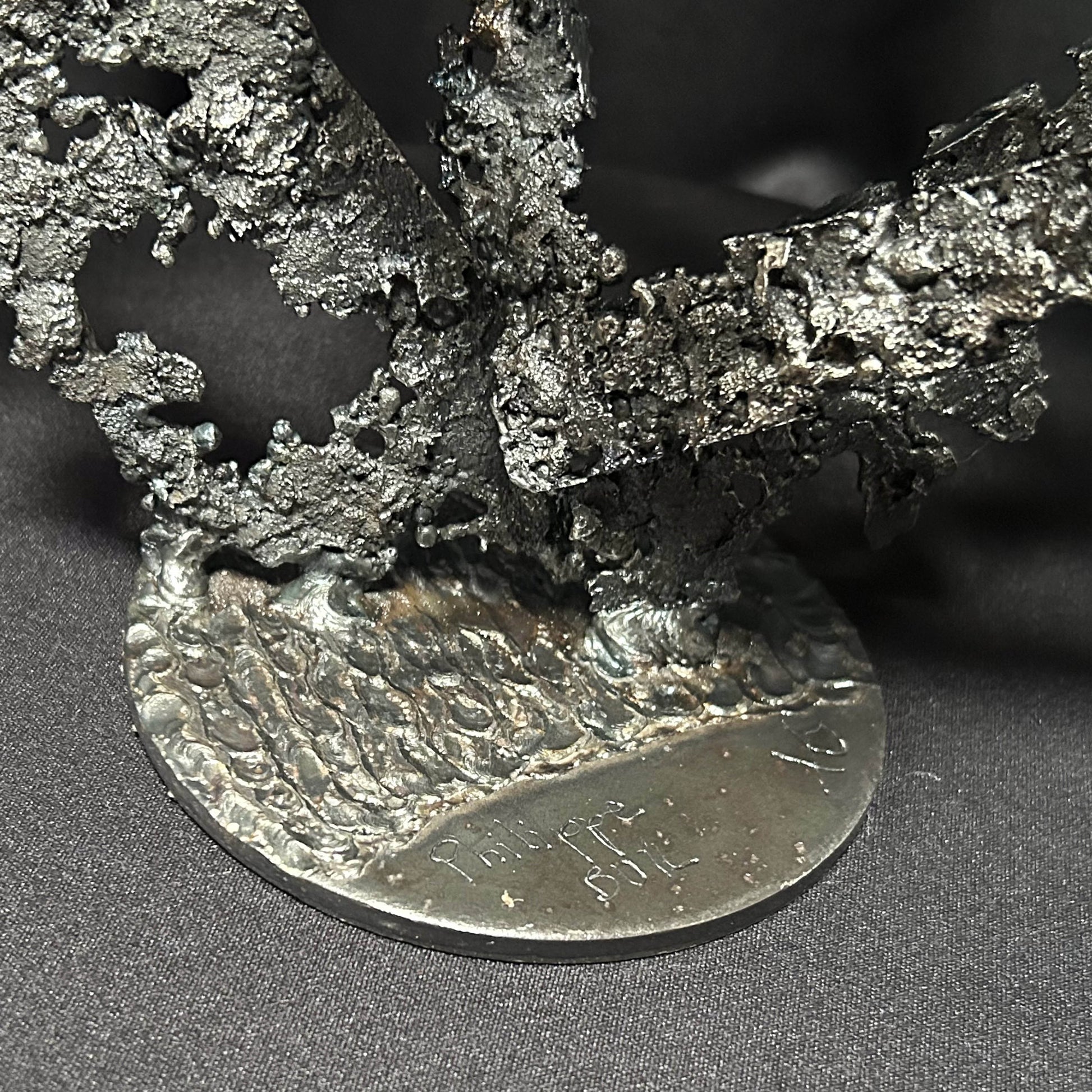 Signature de l'artiste Philippe Buil sur la sculpture Les Carrés du Secret