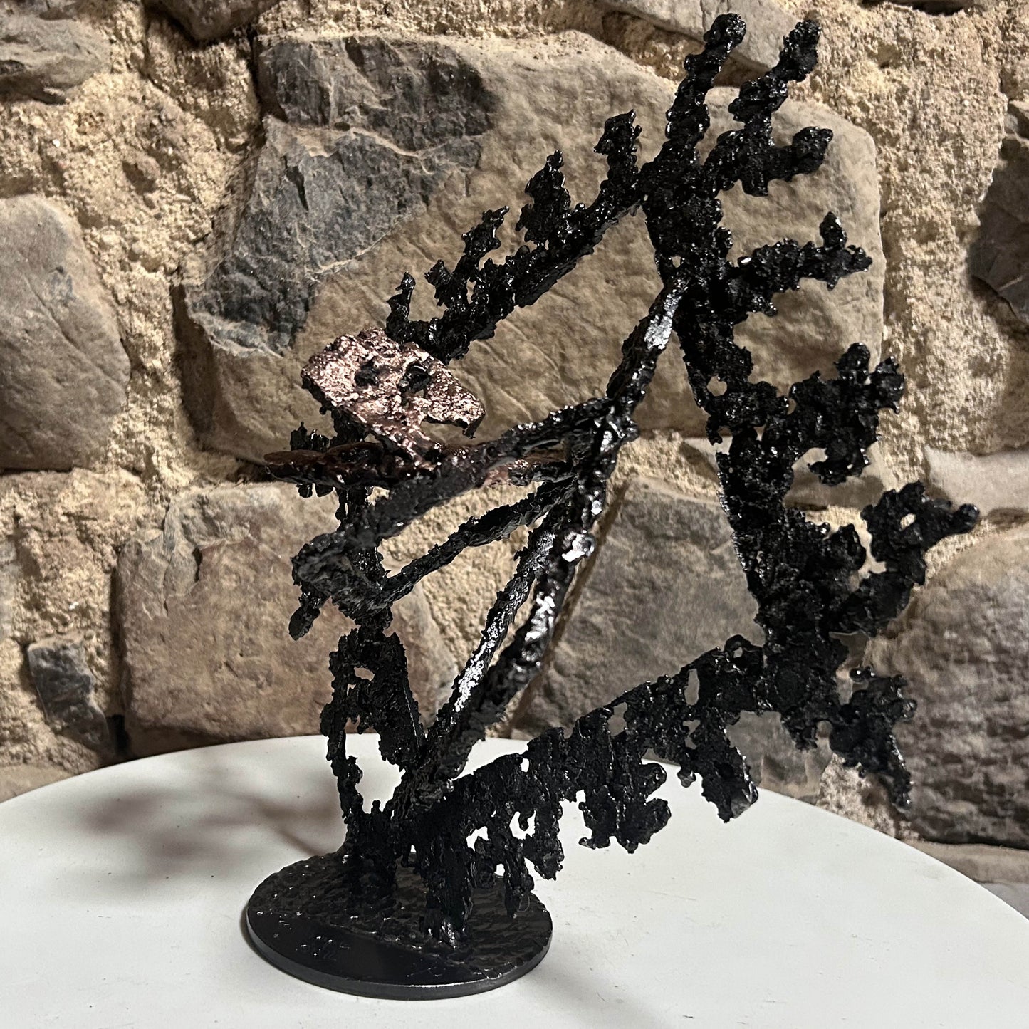 Sculpture contemporaine géométrique en dentelle d’acier