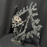 Vue trois-quarts de la sculpture géométrique en métal Les Carrés du Secret, Philippe Buil