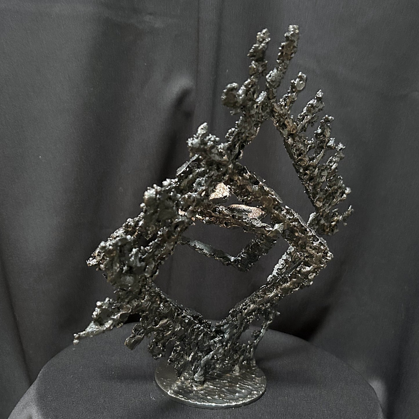 vue arrière de la dentelle d'acier de la sculpture Les Carrés du Secret par Philippe Buil