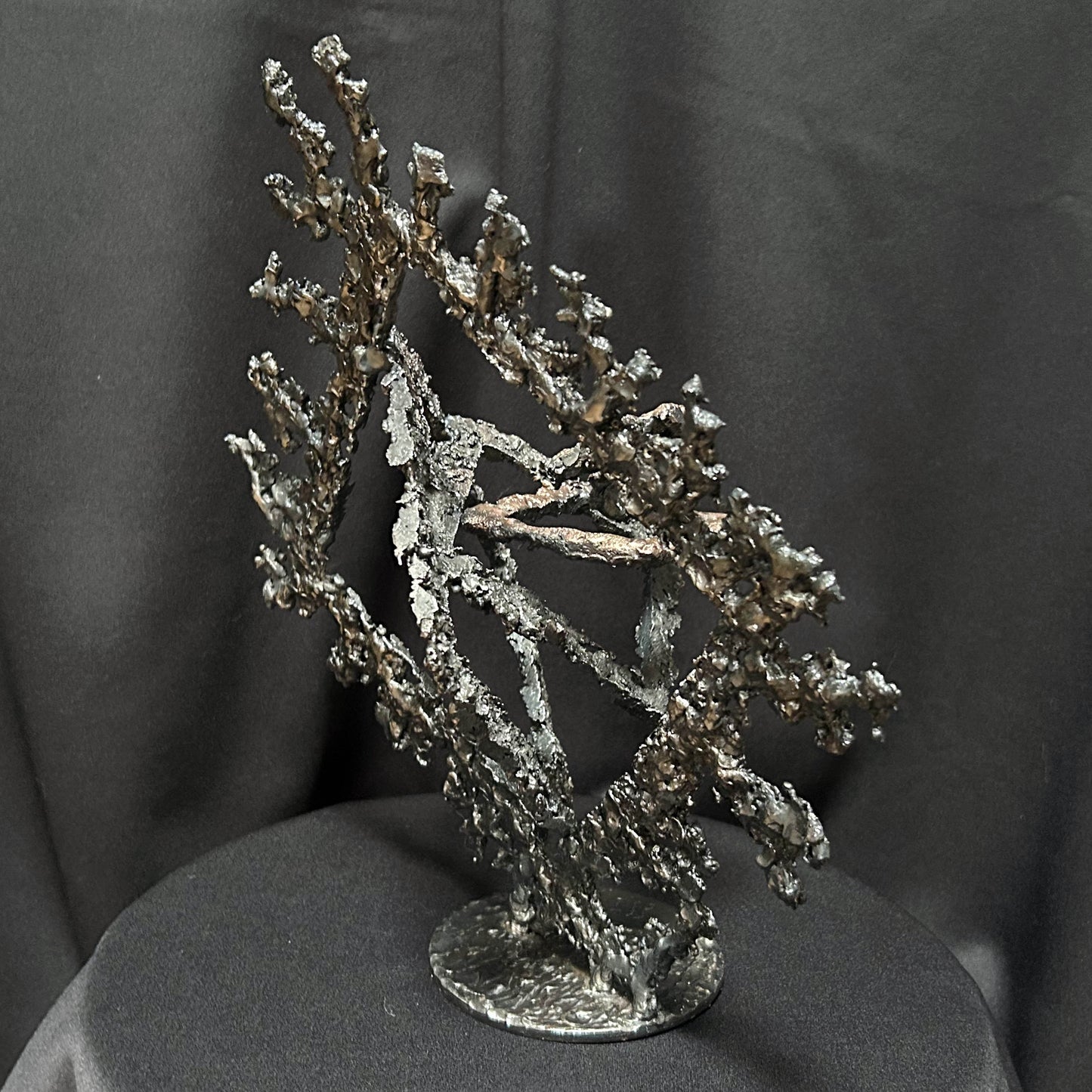 Sculpture contemporaine géométrique en dentelle d’acier