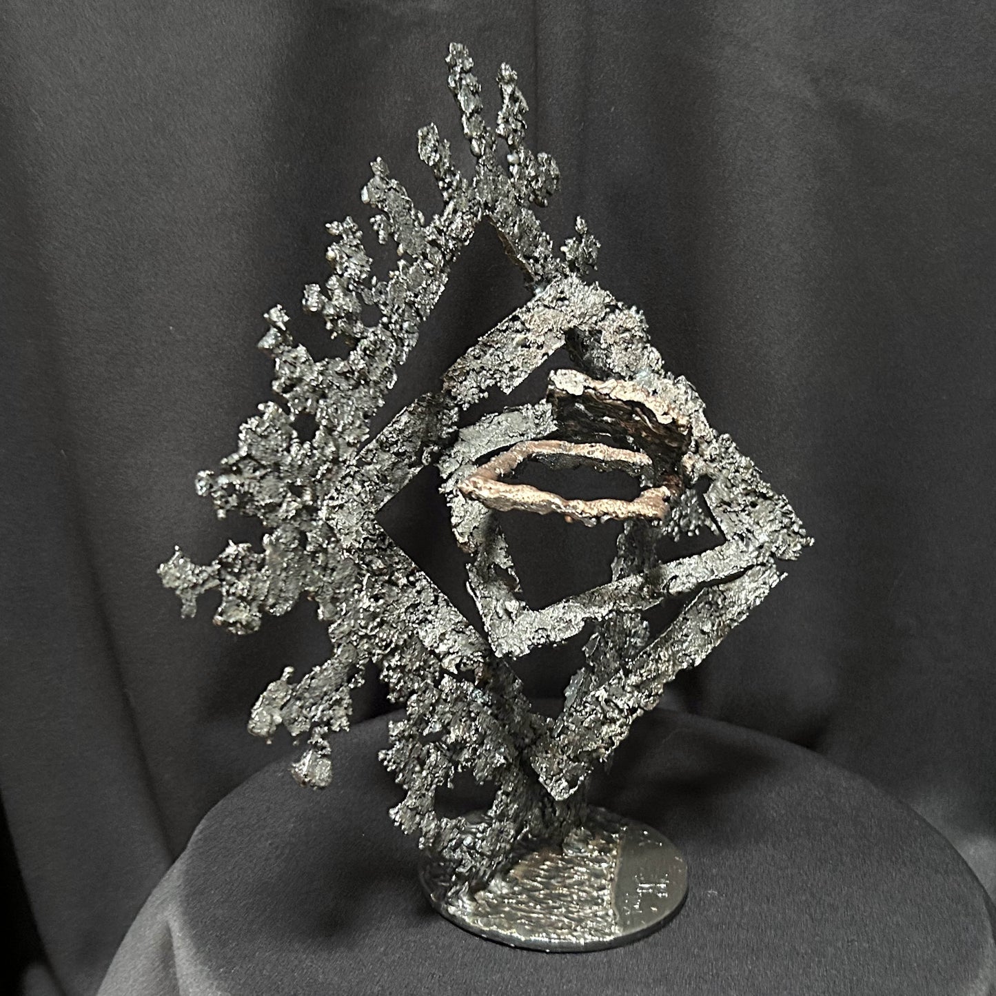 Sculpture métal abstraite sur socle rond